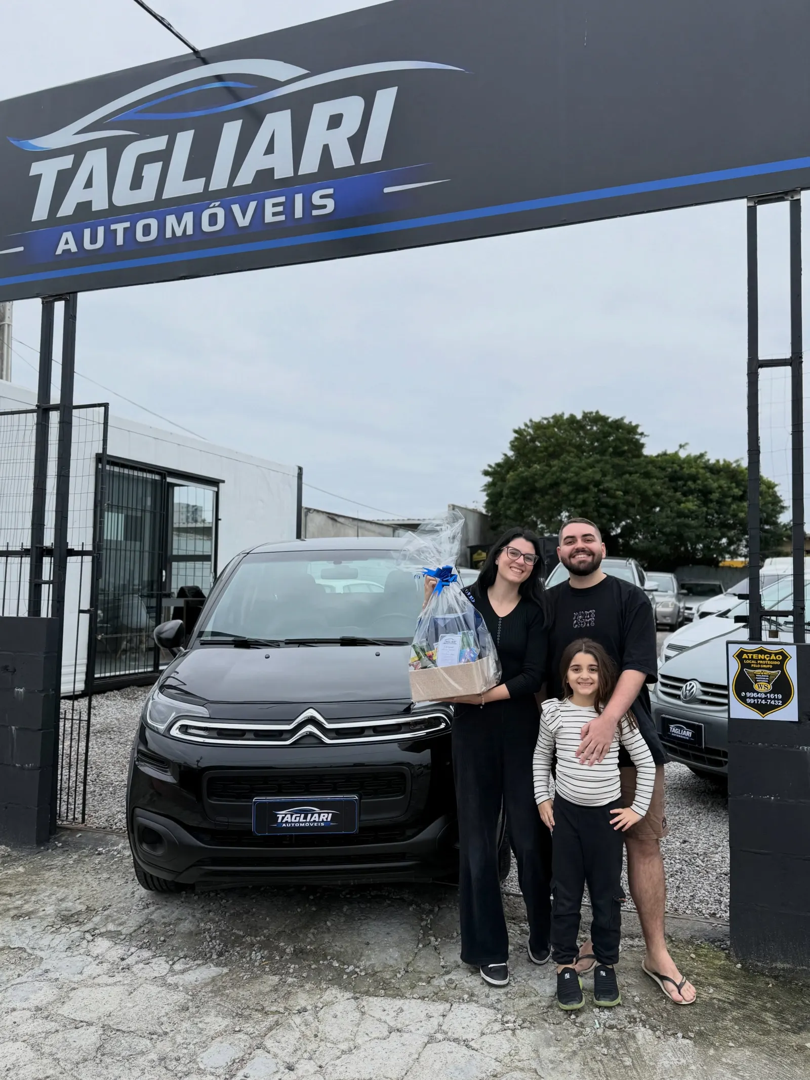 Entrega do Citroën Aircross preto para a família na Tagliari Automóveis