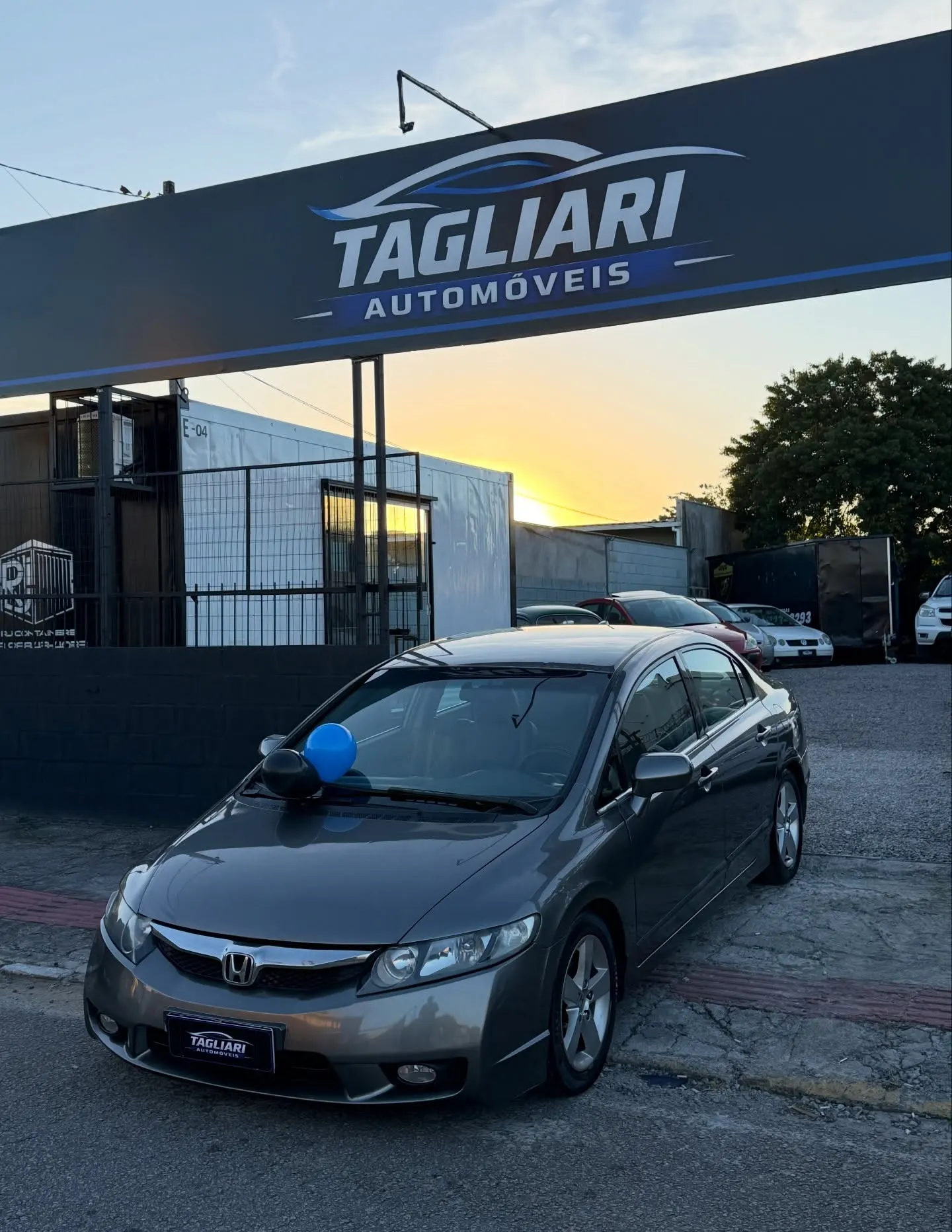 Honda Civic cinza, vista frontal ao entardecer