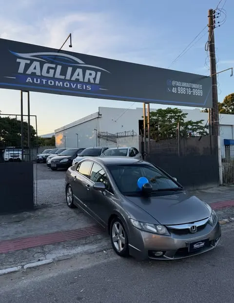 Honda Civic cinza, vista frontal