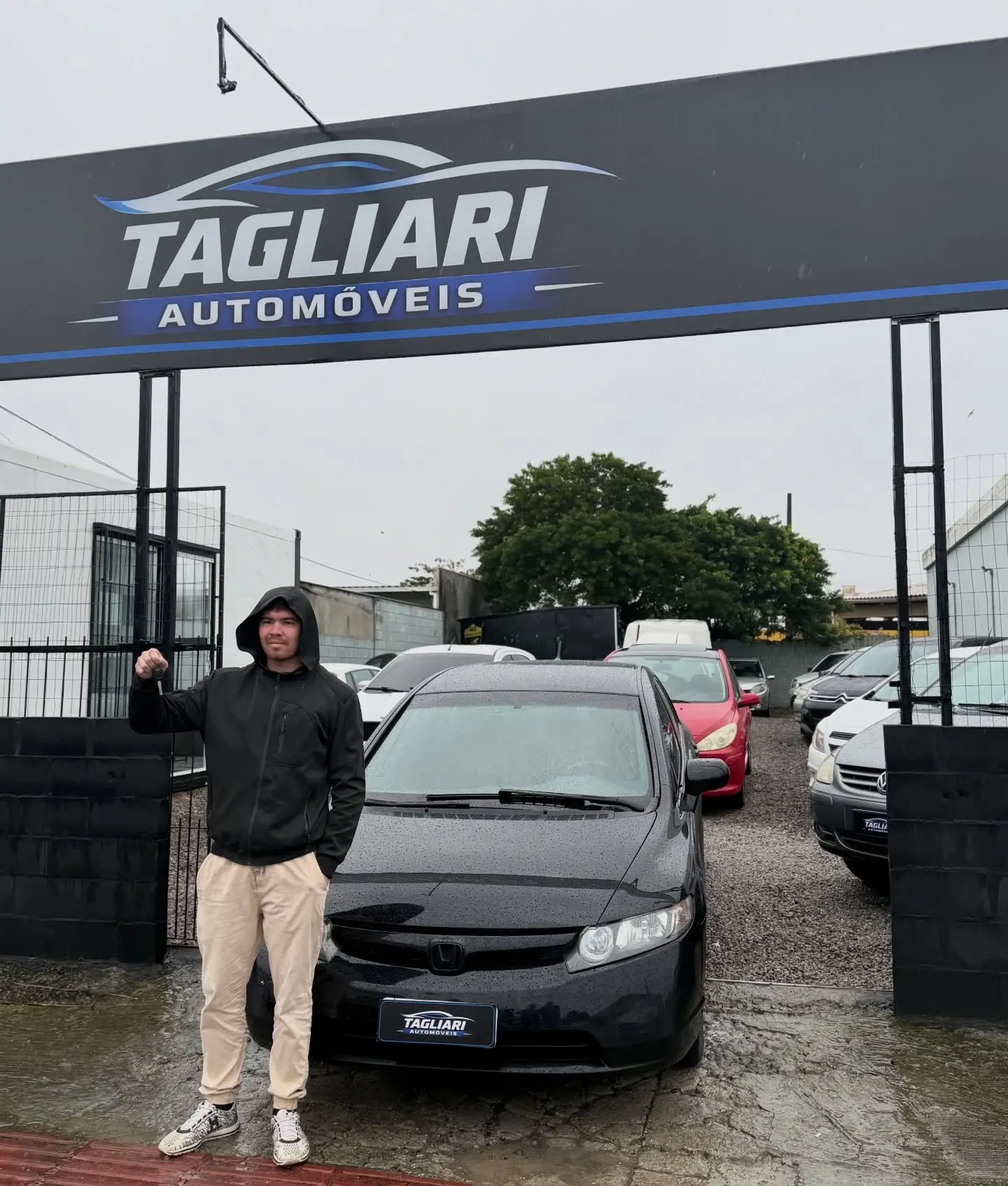 Cliente recebendo as chaves do Honda Civic preto na Tagliari Automóveis