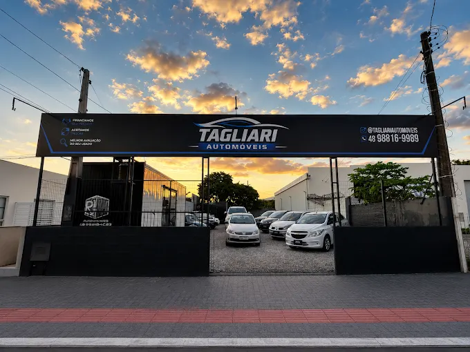 Fachada da Tagliari Automóveis ao entardecer, em São José - SC